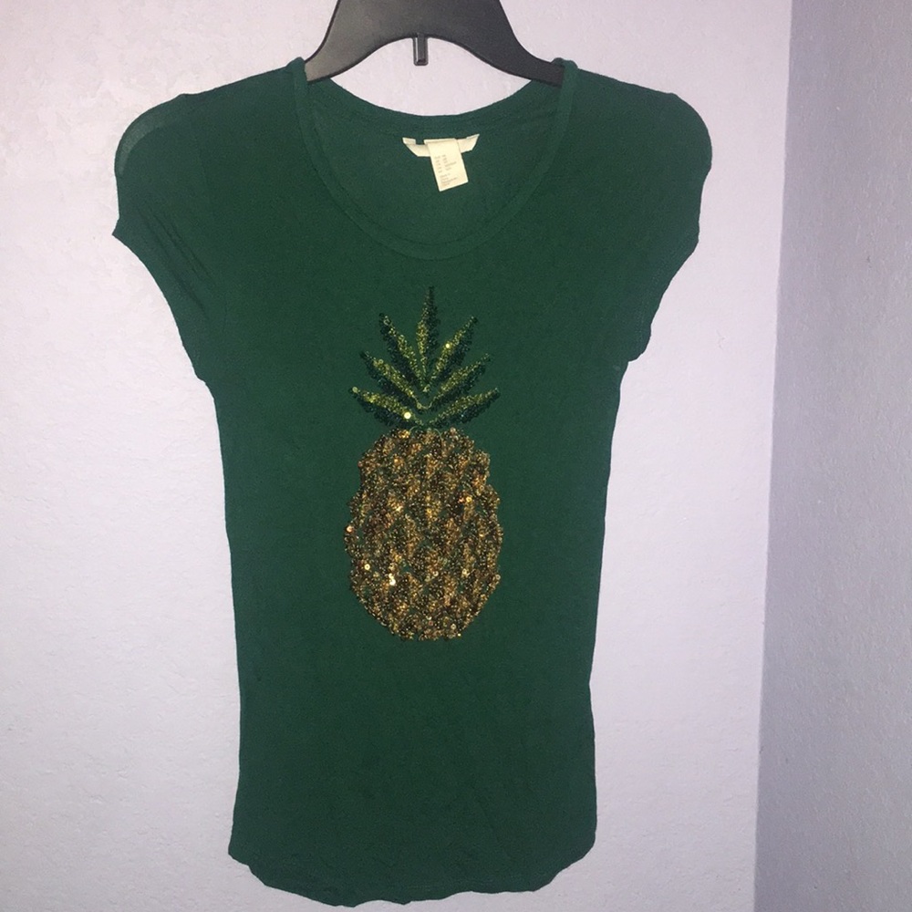 Selling this XS pineapple shirt size small.
